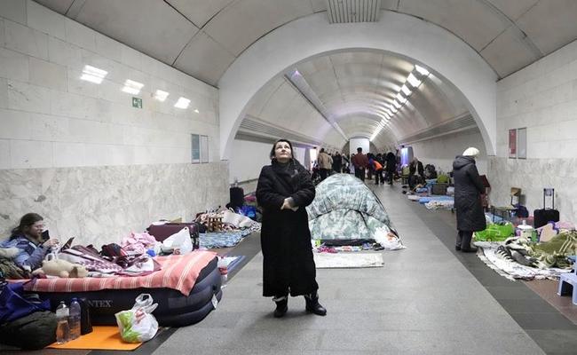 ウクライナの首都キエフで、シェルターとして使われている地下鉄に避難した人たち＝３月２日（ＡＰ＝共同）