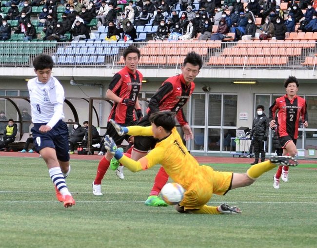 【２回戦・米子北ー矢板中央】前半３５分、米子北のＦＷ福田秀人が先制ゴールを決め、１ー０とする＝県立柏の葉公園総合競技場