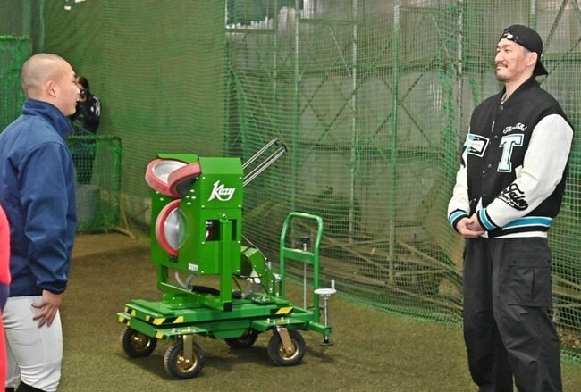 梶谷隆幸さん（右）に感謝を伝える藤江来斗主将＝松江市西津田９丁目、開星高校