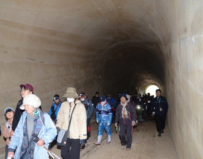 下長屋トンネル内部の散策を楽しむ参加者＝２０２４年２月、浜田市内