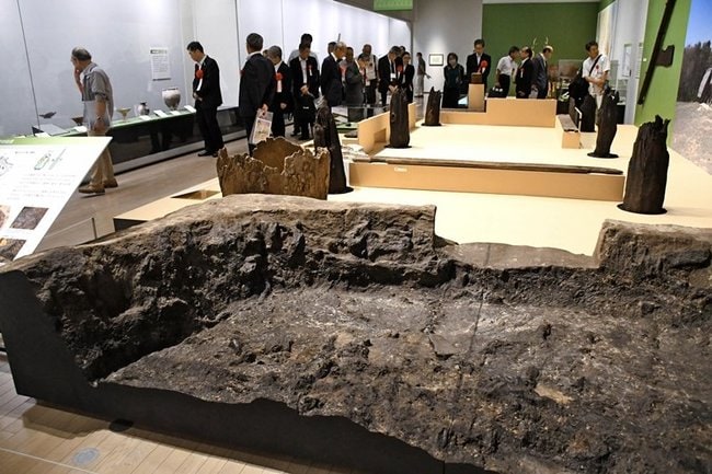 焼失した住居跡（手前）などから弥生時代の暮らしを伝える企画展＝出雲市大社町杵築東、県立古代出雲歴史博物館