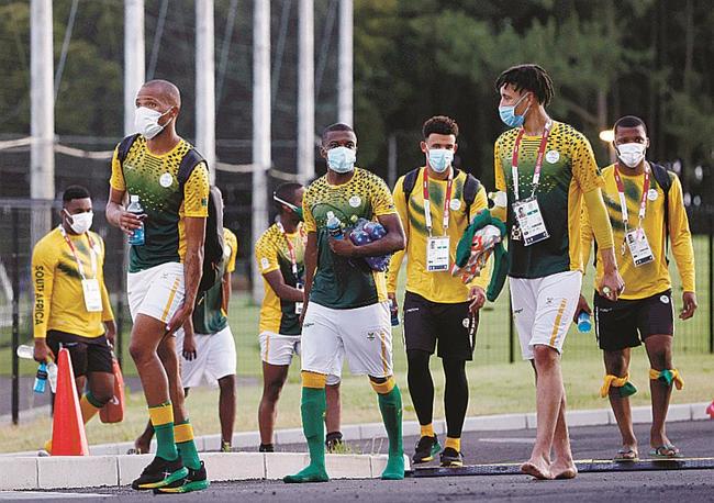 日本との１次リーグ初戦に向けた練習を終え、マスク姿で引き揚げる南アフリカのサッカー男子代表の選手たち。新型コロナウイルス検査でチーム内に陽性者と濃厚接触者が確認された＝〓（?）日午後、千葉市