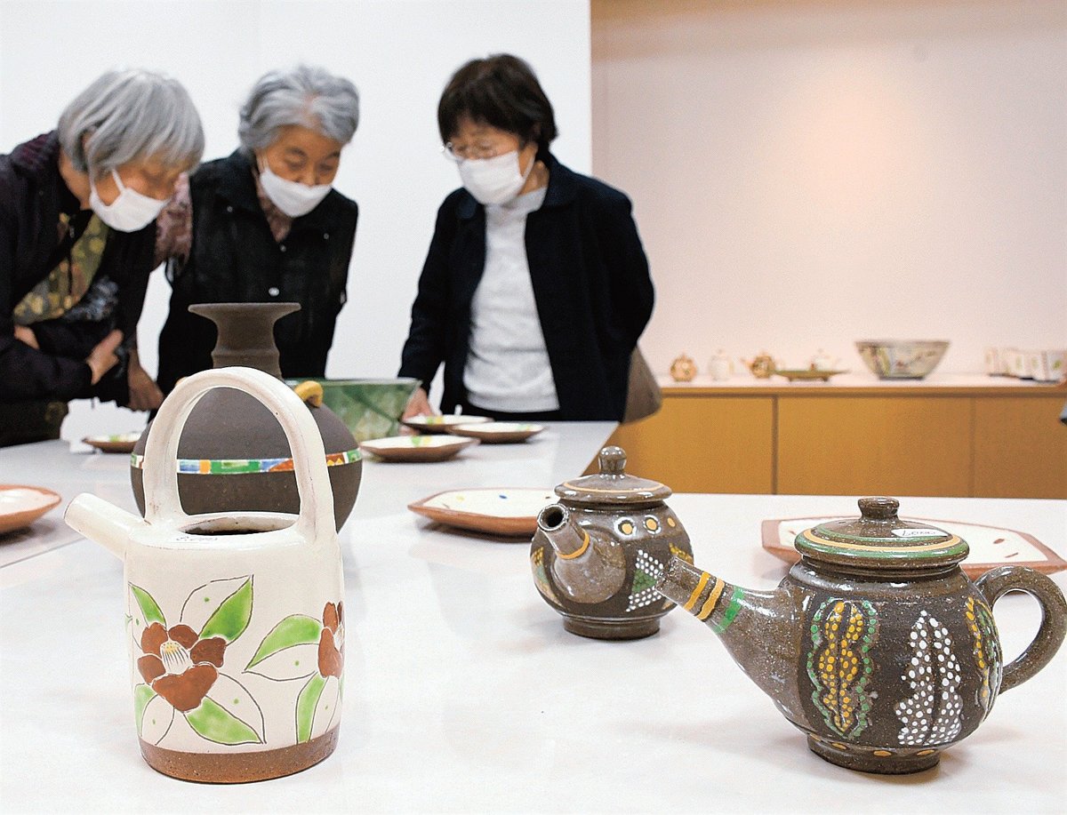 絵柄が楽しい器や花瓶 松江の陶芸家・石田さん作品展 | 山陰中央新報