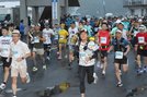 小雨が降る中、スタートする１００キロの部のランナーたち＝島根県隠岐の島町中町