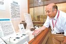 
          
富田城下町跡から出土した切銀を紹介する舟木聡専門官＝安来市広瀬町町帳、市立歴史資料館
        