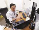 自宅療養中の新型コロナ患者をオンラインで診療する「山下診療所大塚」の山下巌院長＝２７日、東京都豊島区