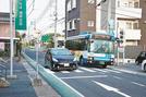 Ａランクのバス停に停車したバスを追い越す乗用車＝鳥取市布勢