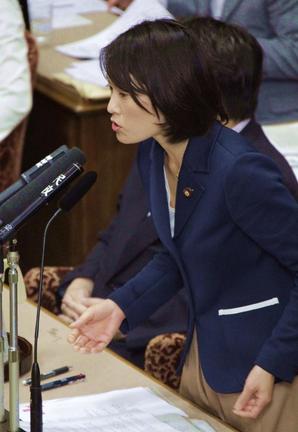参院予算委員会で質問する丸川珠代氏＝２０１１年６月