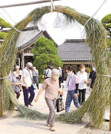 無病息災を祈り、茅の輪をくぐる参拝者＝出雲市大社町杵築東、出雲大社北島国造館