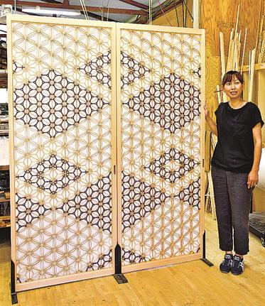 組子細工を施したリビング障子＝浜田市三隅町室谷、吉原木工所