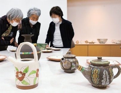 自由へ　陶芸作家の自画像 陶器　高さ24センチ 絵柄が楽しい器や花瓶 松江の陶芸家・石田さん作品展 | 山陰中央新報