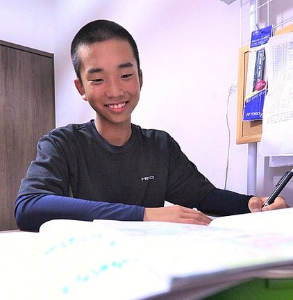 自宅で学習に励む梅津楓樹さん