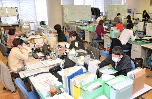 新型コロナウイルスワクチン接種の事務作業を進める松江市職員=同市乃白町、市新型コロナウイルスワクチン接種実施本部