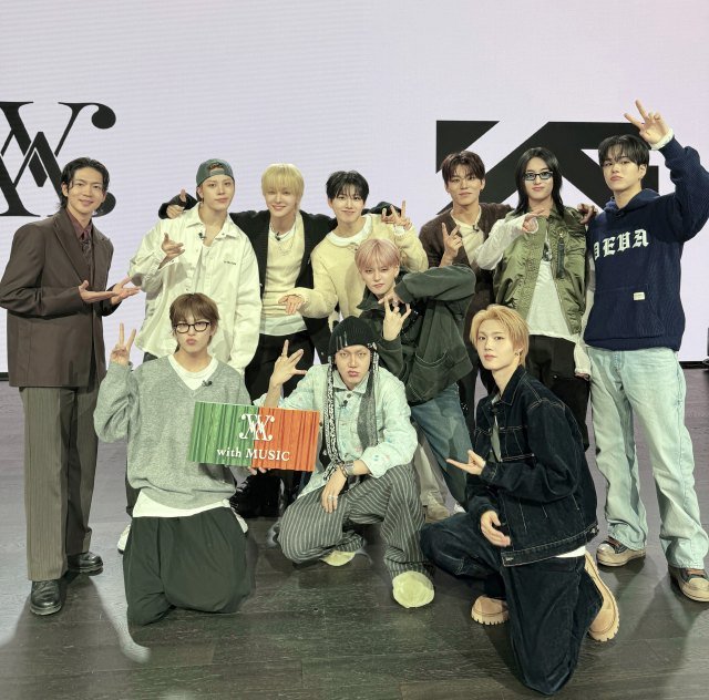 『with MUSIC』に出演するTREASUREと松下洸平(C)日本テレビ