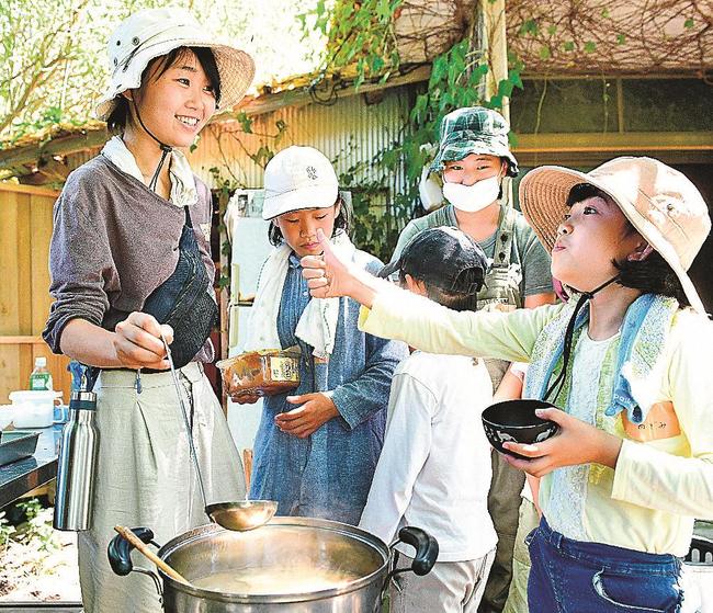 畑で収穫した野菜を使い、子どもたちとみそ汁を作る馬場美帆さん（左）＝江津市後地町