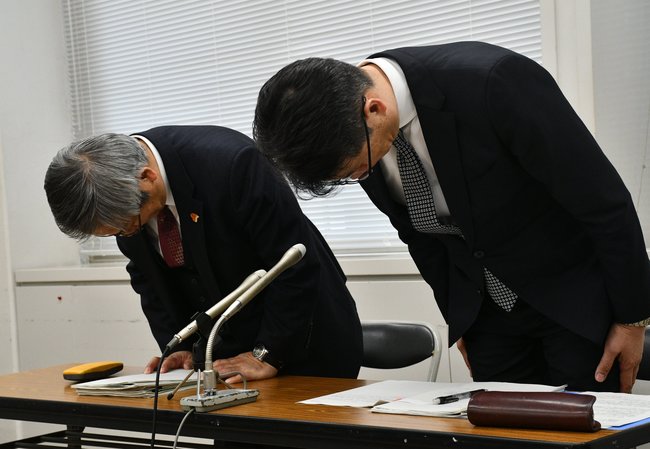 不祥事をわび、頭を下げる鳥取県教育委員会の林憲彰次長（左）＝鳥取市東町１丁目、県庁