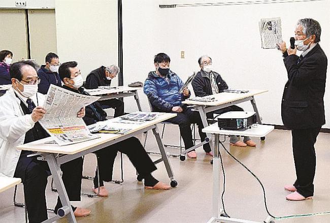 新聞の楽しみ方について、水野幸雄ＮＩＥ担当（右）から話を聴く参加者