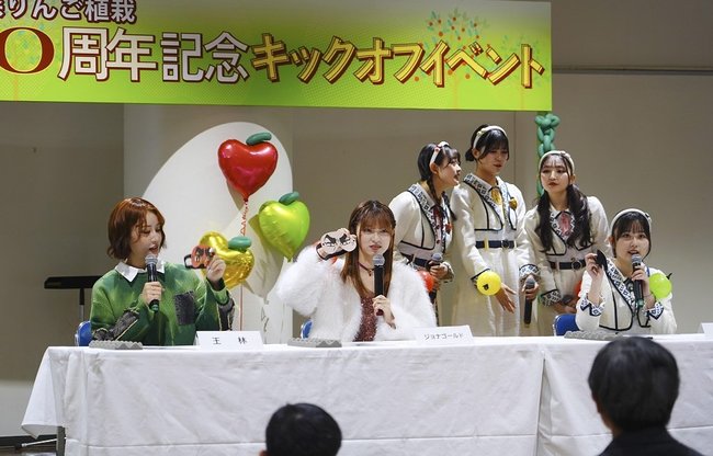 リンゴ植栽１５０周年記念のイベントで、品種を当てるゲームに挑戦する王林さん（左）＝１月２５日、青森市