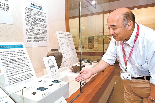 富田城下町跡から出土した切銀を紹介する舟木聡専門官＝安来市広瀬町町帳、市立歴史資料館