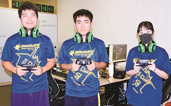 初の全国大会に挑むｅスポーツ部のメンバー＝松江市大庭町、立正大淞南高校