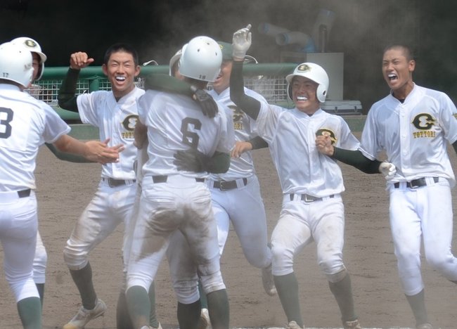 サヨナラ勝ちで甲子園出場を決め、喜びを爆発させる鳥取商ナイン