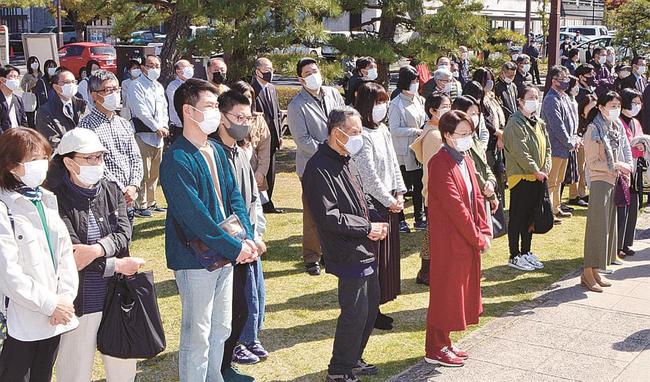 立候補者の訴えを聞く市民たち＝松江市内
