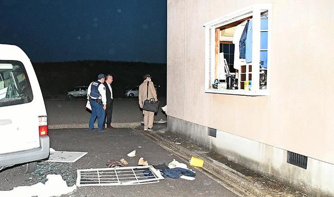 爆発の通報があったアパート＝１０日午後７時半ごろ、出雲市古志町