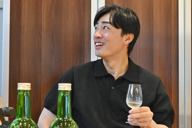 島根ワイナリーのワインに舌鼓を打つ和田毅さん