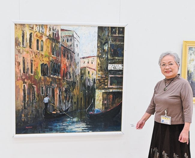 作品を紹介する正国享子さん∥松江市袖師町、島根県立美術館