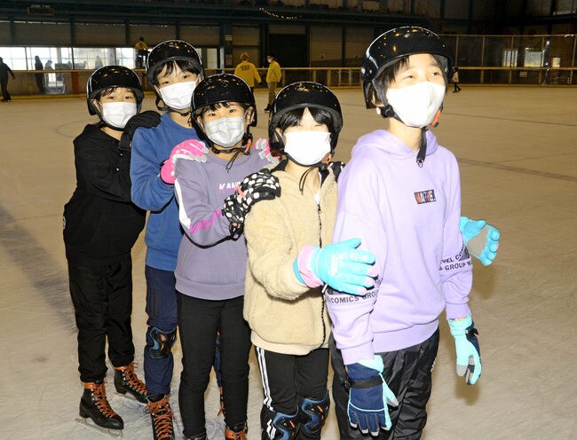 スケートを楽しむ子どもたち=出雲市園町、宍道湖公園湖遊館