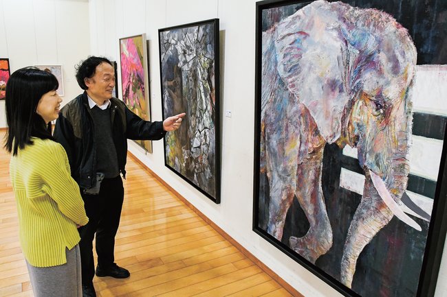 展示準備を終え、作品を鑑賞する関係者＝出雲市浜町、出雲文化伝承館縁結び交流館