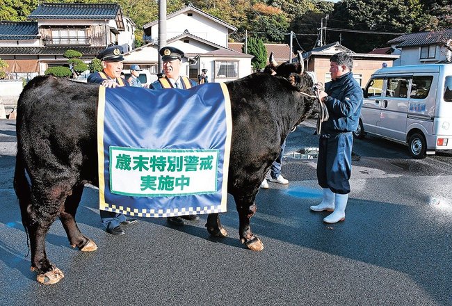 防犯団体の車を見送る隠岐の島号と署員＝島根県隠岐の島町西町、隠岐島文化会館