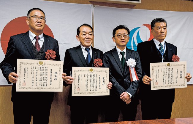 歩道崩落の復旧工事で感謝状を手にする関係者＝浜田市相生町、浜田河川国道事務所