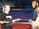 エチオピア出身のパフォーマーと英語でコミュニケーションをとるパトリシアさん（左）