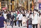 緊急事態宣言の解除後初の週末を迎え、にぎわう大阪・ミナミの繁華街＝２日午後