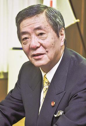 復興相としてインタビューに答える竹下亘氏＝２０１５年９月
