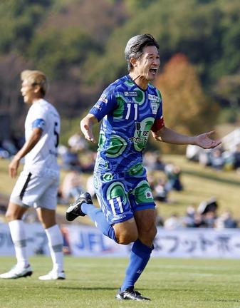 ＪＦＬ大阪戦の前半、ゴールを決めて駆け出す三浦選手（右）＝１２日、三重県鈴鹿市