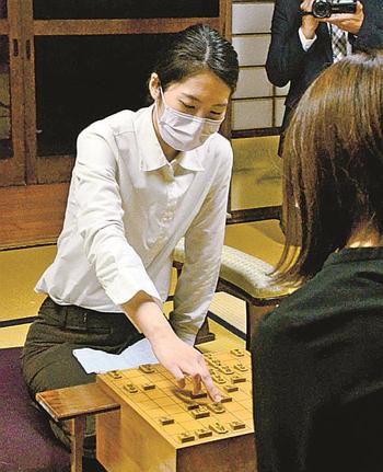 感想戦で対局を振り返る里見香奈女流五冠＝神奈川県秦野市、元湯陣屋