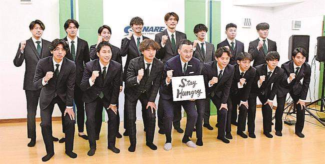新シーズンに向け意気込む林健太郎新監督（前列左から４人目）と新加入選手＝米子市安倍、オールガイナーレＹＡＪＩＮスタジアム