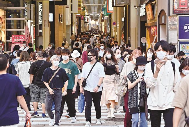 緊急事態宣言の解除後初の週末を迎え、にぎわう大阪・ミナミの繁華街＝２日午後