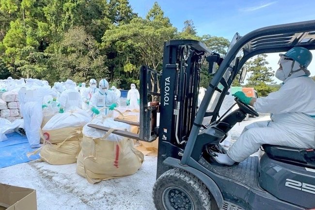 高病原性鳥インフルエンザが確認された養鶏場で鶏を殺処分する島根県職員ら＝１０月３１日、大田市内（島根県提供、画像の一部を加工しています）