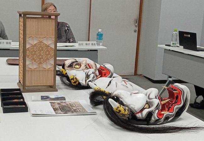 島根県ふるさと伝統工芸品振興委員会で展示された石見神楽面（右）＝１月３０日、松江市殿町の島根県庁