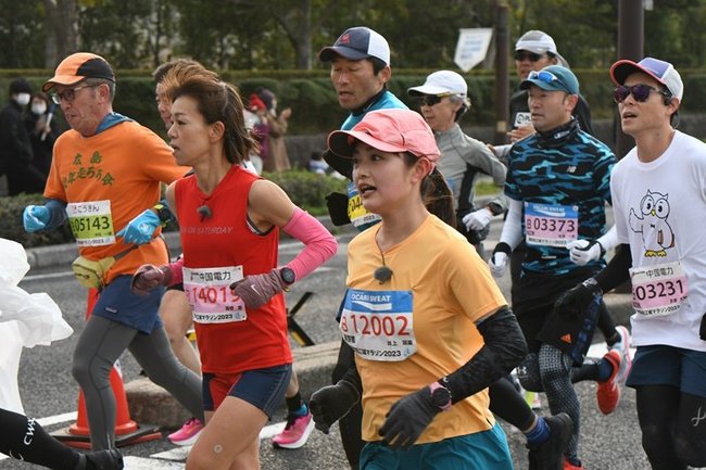 国宝松江城マラソンに出場した井上咲楽さん（手前）
