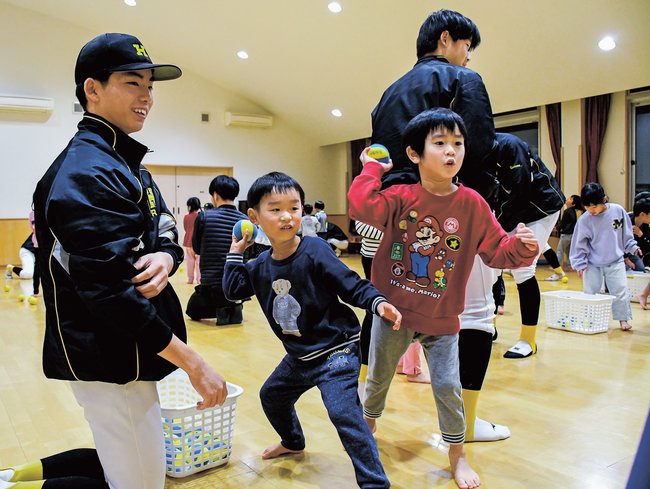 的を狙ってボールを投げる子どもたち＝出雲市平田町、みなみ保育所