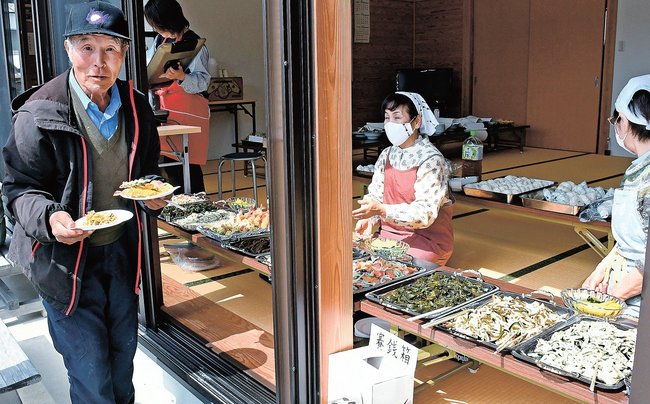 地区ごとに特色のある手料理を楽しむ住民＝島根県知夫村、大江集会所