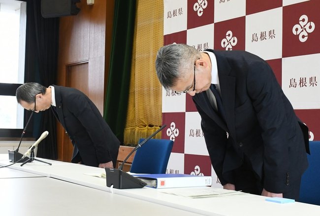 職員の酒気帯び運転を謝罪する野々内昭浩課長（左）＝松江市殿町、県庁