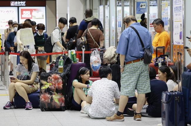 保守用車同士が衝突し脱線した影響で東海道新幹線のダイヤが乱れ、ＪＲ新大阪駅で座り込む人たち＝７月22日