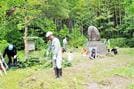 中沼了三の顕彰碑周辺で清掃活動を行う住民＝２０１４年５月