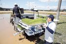 
          
ロボット田植え機に苗を補充する時は人の手が必要です
        