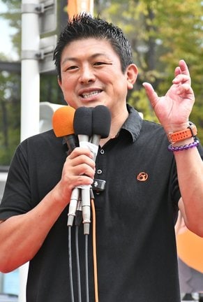 「地方の整備は国が責任を持ってやるべきだ」と訴える神谷宗幣代表＝松江市朝日町、松江テルサ前